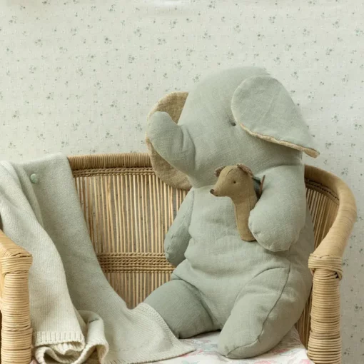 Maileg Lullaby Friends Baby-Rassel „Maus / helles Umbra“ H15cm – Bild 2
