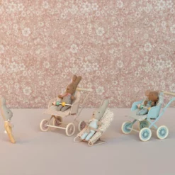 Maileg Vintage-Kinderwagen für Babymäuse „Blau“