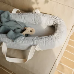Liewood Gro Babylift / Babynest „Blue wave / Creme de la creme“, Bio-Baumwolle