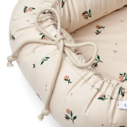 Liewood Gro Babylift / Babynest „Peach / Sea shell“, Bio-Baumwolle