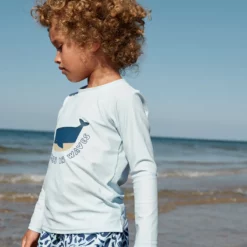 Liewood Noah Schwimm-T-Shirt „It comes in waves / Pure sky“