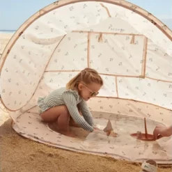 Liewood Pop-Up UV-Strandzelt mit Planschbecken Everett „Safari sandy mix“