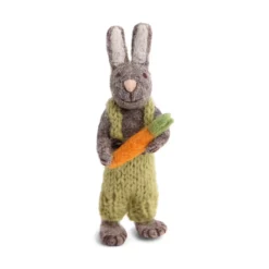 Gry & Sif Hasenfamilie „grauer Hase mit grüner Latzhose und Karotte“ H13cm