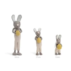 Gry & Sif Hasenfamilie „grauer Hase mit heller Latzhose und Osterei“ H14cm