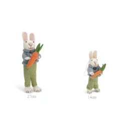 Gry & Sif Hasenfamilie „weißer Hase mit Jacke, Hose und Karotten“ H14cm
