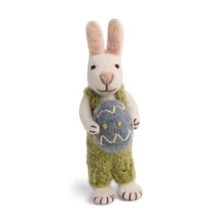 Gry & Sif Hasenfamilie „weißer Hase mit grüner Latzhose und Osterei“ H13cm