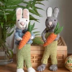 Gry & Sif Hasenfamilie „weißer mit Jacke, Hose und Karotte“ H27cm