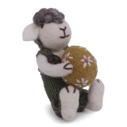 Gry & Sif Schaffamilie „graues Schaf mit grüner Latzhose und Osterei“ H11cm