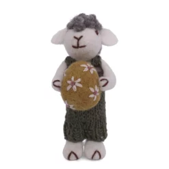 Gry & Sif Schaffamilie „graues Schaf mit grüner Latzhose und Osterei“ H11cm