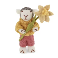 Gry & Sif Schaffamilie „weißes Schaf mit Hose, Pullover und Narzisse“ H11cm