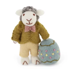 Gry & Sif Schaffamilie „weißes Schaf mit grüner Jacke und gr. Osterei“ H11cm