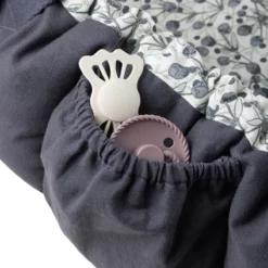 Sebra 3-in-1 Baby Nestchen „Blue olive“, Bio-Kapokfüllung, L72cm