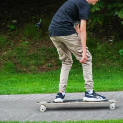 muuwmi Lights Longboard GLOW ABEC 7 Pablo, mit Leuchtrollen und Glow-Effekt