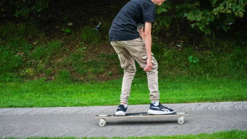 muuwmi Lights Longboard GLOW ABEC 7 Pablo, mit Leuchtrollen und Glow-Effekt