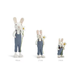 Gry & Sif Hasenfamilie „weißer Hase mit Latzhose und Margerite“ H14cm