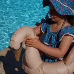 Konges Sløjd Kinder-Schwimmring „Schwan / Strawberry Ice“