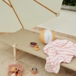 Liewood Kapuzenhandtuch Mie „Creme de la creme : Apple red“, 100x100cm