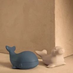 Liewood Badespielzeug Duncan „Whale blue / Sandy“, Silikon