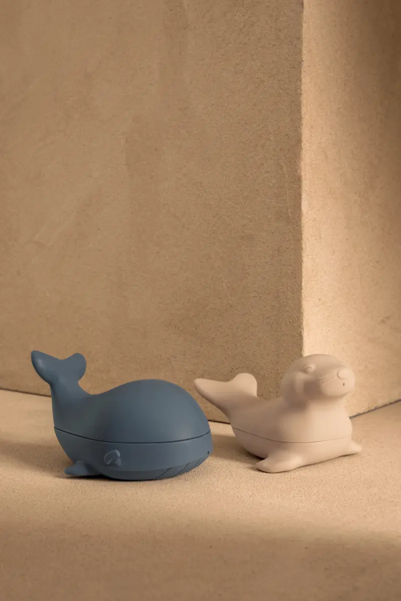Liewood Badespielzeug Duncan „Whale blue / Sandy“, Silikon