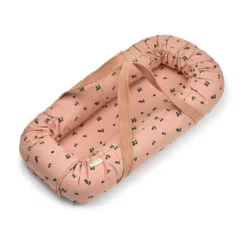 Liewood Gro Babylift / Babynest „Mini Berry / Pale tuscany“, Bio-Baumwolle