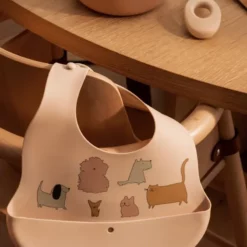 Liewood Ember Silikon-Lätzchen „Cats and Dogs / Sandy“, 2er-Set