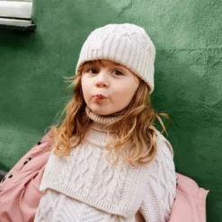 Liewood Kindermütze Ezra mit Zopfmuster „Sandy“