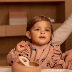 Liewood Merle Lätzchen mit Ärmeln und Rüschen „Berry / Pale Tuscany“