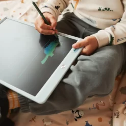 Liewood Magisches Zeichenbrett Zora „Croco / Dove blue“, 13,5