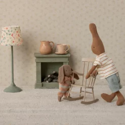Maileg Puppenhaus Schaukelstuhl, Miniatur - Dunkl Sand, H10cm