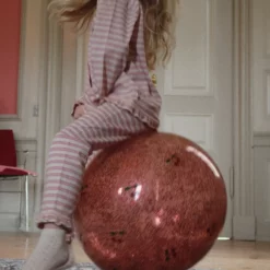 DELISTED Konges Sløjd Hüpfball „Glitzer / Cherry“, Ø50 cm – Bild 2