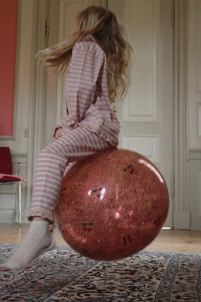 DELISTED Konges Sløjd Hüpfball „Glitzer / Cherry“, Ø50 cm – Bild 2