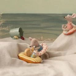 Maileg Strandmaus mit Schwimmring, kleine Schwester