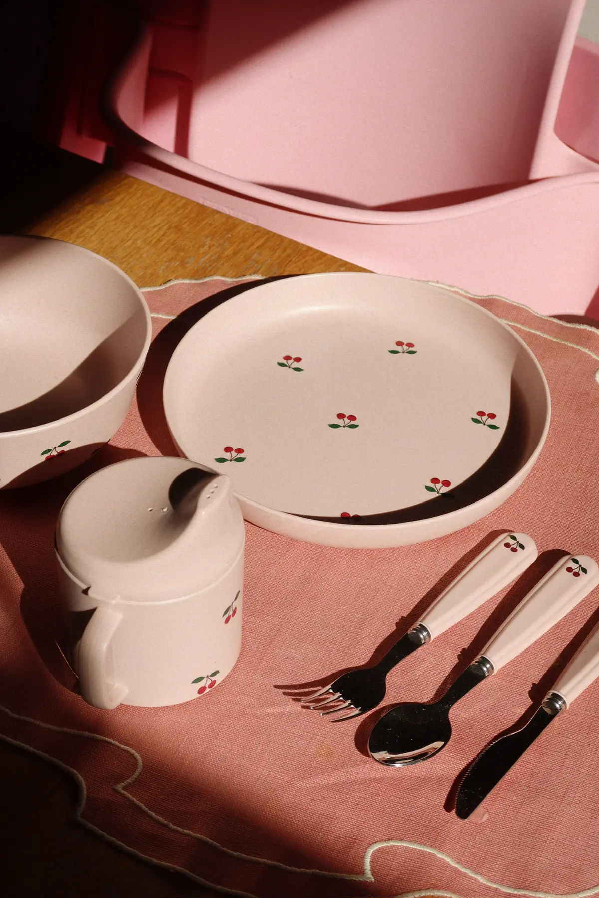 Konges Sløjd Kinder-Teller-Set „Cherry Mix“ aus PET, 5er-Set, ø19cm – Bild 3