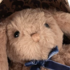 Konges Sløjd Kuscheltier Hase mit Osterei „Safari“ H15cm
