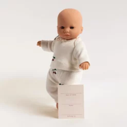 Konges Sløjd Mini-Puppe „Meine erste Puppe / Cherry“, H21cm, Modell 2026