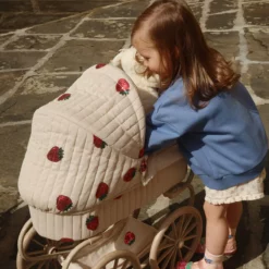 Konges Sløjd Minnie Puppenwagen mit Tüll und Pailetten „Strawberry“, niedrige Version