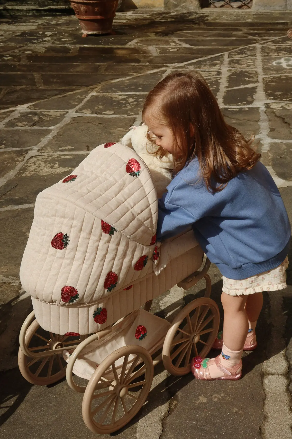Konges Sløjd Minnie Puppenwagen mit Tüll und Pailetten „Strawberry“, niedrige Version