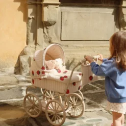 Konges Sløjd Minnie Puppenwagen mit Tüll und Pailetten „Strawberry“, niedrige Version