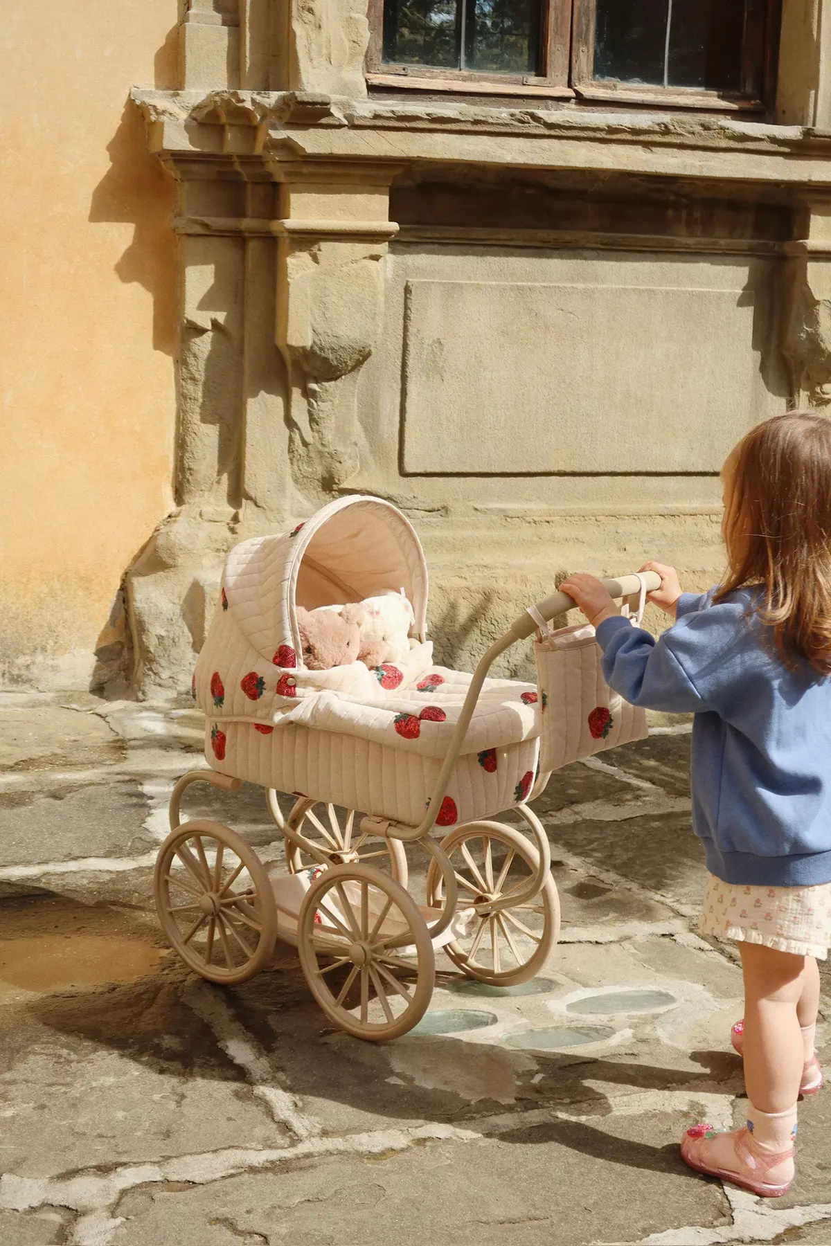 Konges Sløjd Minnie Puppenwagen mit Tüll und Pailetten „Strawberry“, niedrige Version