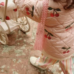 Konges Sløjd Minnie Puppenwagen mit Tüll und Pailetten „Strawberry“, niedrige Version