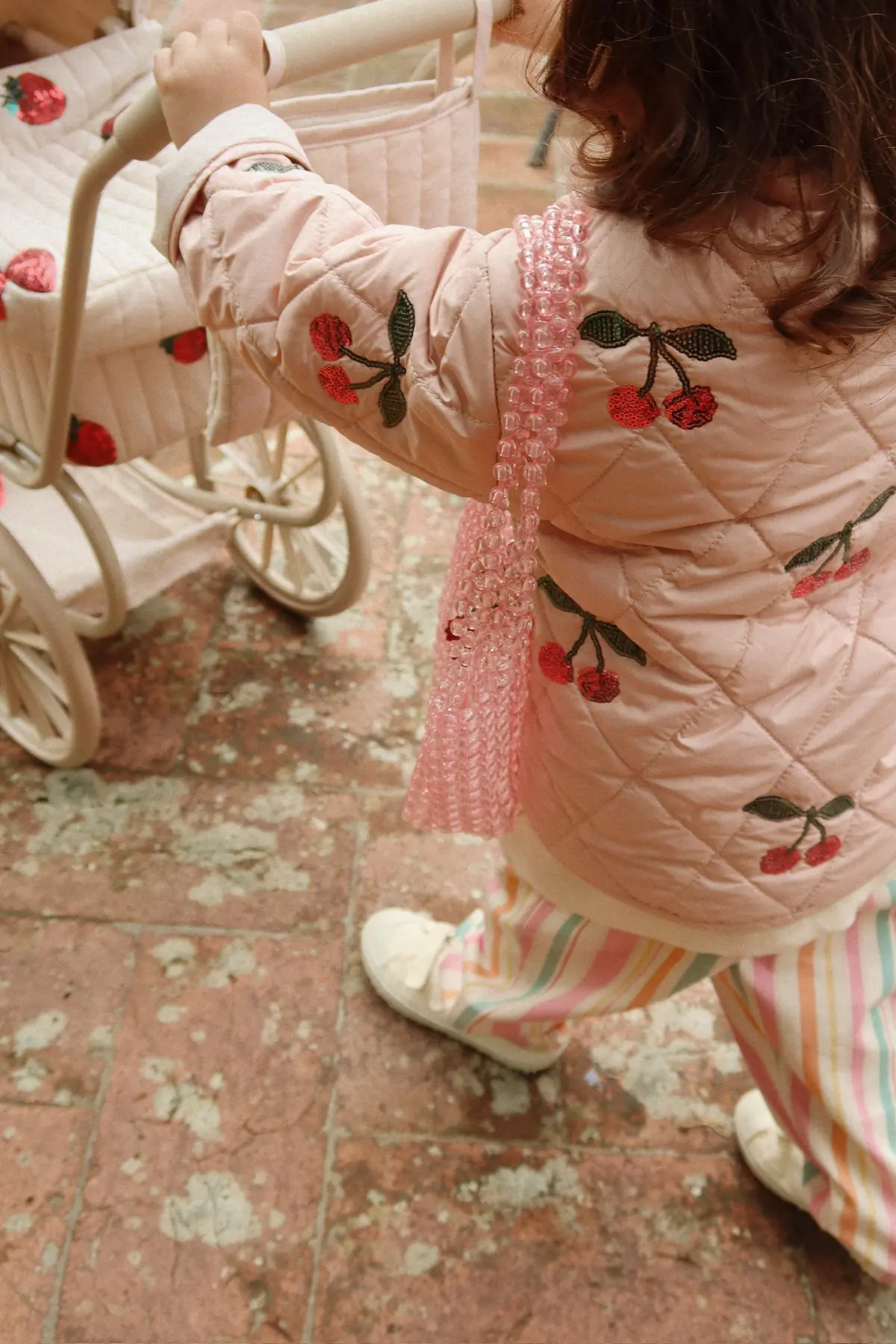 Konges Sløjd Minnie Puppenwagen mit Tüll und Pailetten „Strawberry“, niedrige Version
