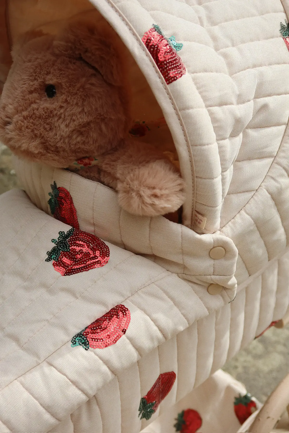 Konges Sløjd Minnie Puppenwagen mit Tüll und Pailetten „Strawberry“, niedrige Version