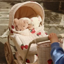 Konges Sløjd Minnie Puppenwagen mit Tüll und Pailetten „Strawberry“, niedrige Version