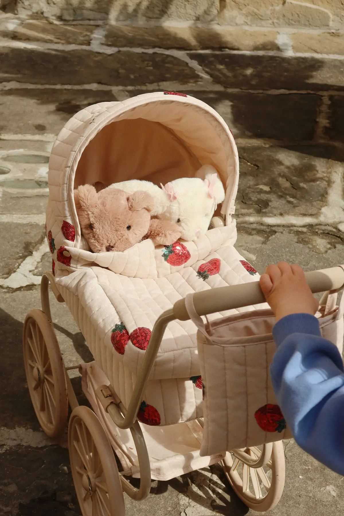 Konges Sløjd Minnie Puppenwagen mit Tüll und Pailetten „Strawberry“, niedrige Version