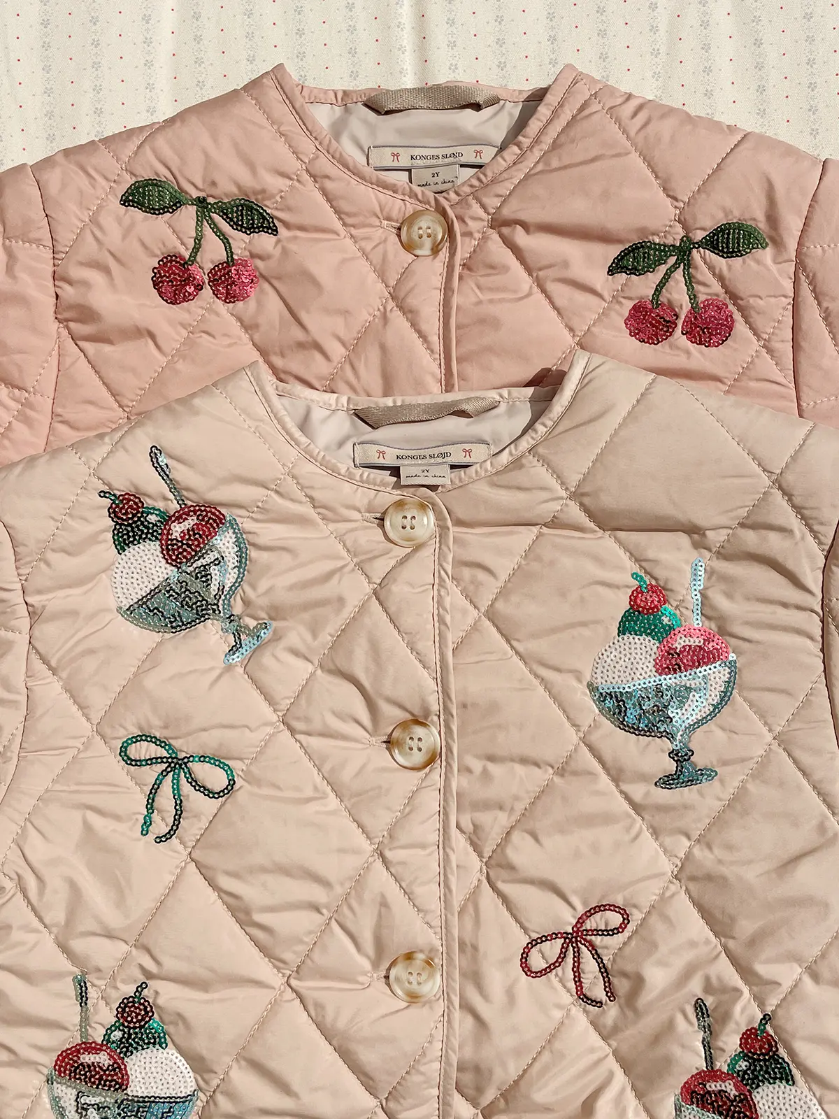 Konges Sløjd Steppjacke Flora „Ma Grande Cerise“ mit Pailletten