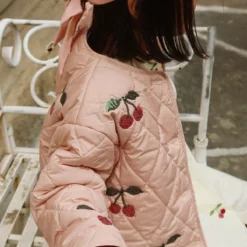 Konges Sløjd Steppjacke Flora „Ma Grande Cerise“ mit Pailletten