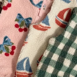 Konges Sløjd Teddy Weste Jody „Amarena Rose“