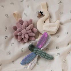 Sebra Aktivitätsspielzeug 3er Set „Blume, Libelle, Schwan“