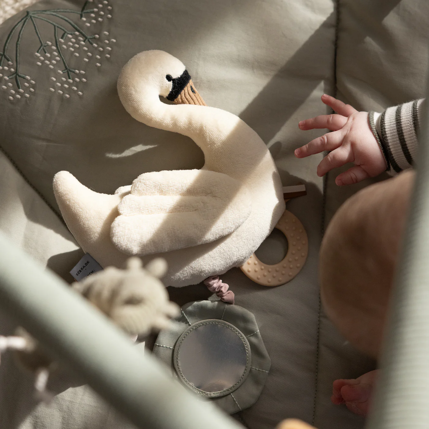 Sebra Aktivitätsspielzeug „Schwan“, H32cm