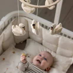 Sebra Babymobile „Schwäne“